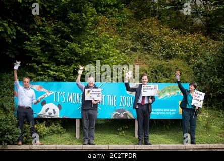 Les MSP d'Édimbourg (de gauche à droite) Alex Cole-Hamilton, Andy Wightman, Daniel Johnson et Ruth Davidson font campagne en dehors du zoo d'Édimbourg pour sa réouverture en toute sécurité dans le cadre de la phase 2 de l'assouplissement des restrictions de verrouillage. Banque D'Images