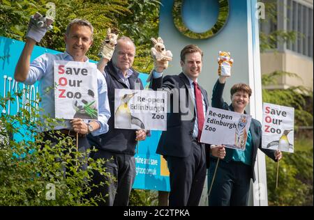 Les MSP d'Édimbourg (de gauche à droite) Alex Cole-Hamilton, Andy Wightman, Daniel Johnson et Ruth Davidson font campagne en dehors du zoo d'Édimbourg pour sa réouverture en toute sécurité dans le cadre de la phase 2 de l'assouplissement des restrictions de verrouillage. Banque D'Images