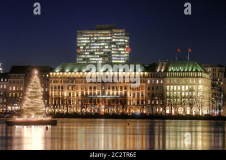 Fairmount Hotel four Seasons avec sapin Alster au crépuscule, Hambourg, Allemagne, Europe Banque D'Images