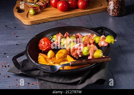 Choux de Bruxelles - Bacon - brochettes avec des widgets de pommes de terre Banque D'Images
