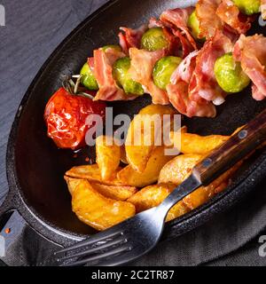 Choux de Bruxelles - Bacon - brochettes avec des widgets de pommes de terre Banque D'Images