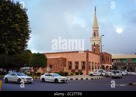 ABHA / Arabie Saoudite - 23 janvier 2020 : mosquée brune avec minaret au coucher du soleil dans la ville d'Abha Banque D'Images