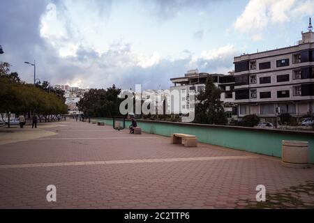 ABHA / Arabie Saoudite - 23 janvier 2020 : homme assis dans un parc à côté du lit de la rivière Banque D'Images