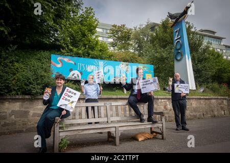 Les MSP d'Édimbourg (de gauche à droite) Ruth Davidson, Alex Cole-Hamilton, Daniel Johnson et Andy Wightman, faisant campagne en dehors du zoo d'Édimbourg pour sa réouverture en toute sécurité dans le cadre de la phase 2 de l'assouplissement des restrictions de verrouillage. Banque D'Images