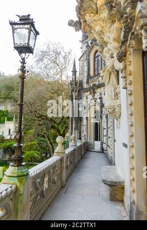 Palais de Regaleira (Palácio), Sintra, Grand Lisbonne, Portugal. Patrimoine mondial de l'UNESCO. Style romantique. Pinnacles gothiques, gargouilles, capitales. Banque D'Images