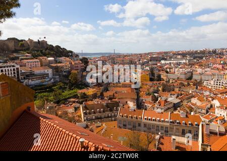 Miradouro de Graça View, Lisbonne, Portugal. Le vrai nom est Miradouro Sophia de Mello Breyner Andresen. Magnifique photo panoramique de la capitale du portugal. Banque D'Images