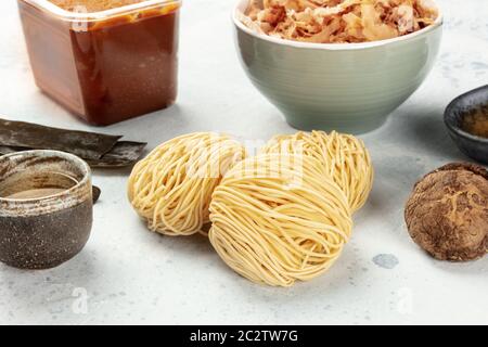 Ingrédients de Ramen. Légume de mer séché varech, nouilles soba, dashi, flocons de thon, champignons shiitake, sake, le miso, le mirin pâte rouge Banque D'Images