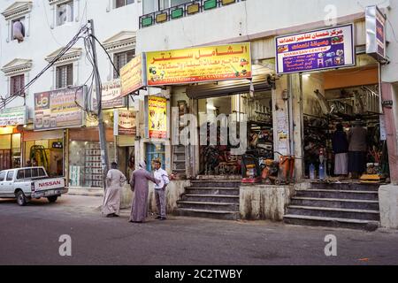 ABHA / Arabie Saoudite - 23 janvier 2020: Atelier de réparation désordonné dans les rues d'Abha Banque D'Images