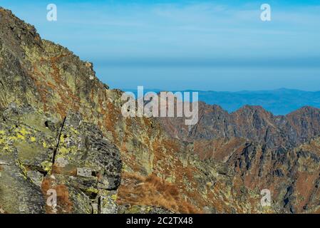 Superbe paysage de Tatras d'automne - partie de Liptovske mury avec la crête de montagne de Szpiglasowy Wierch et quelques autres sommets et plus proche et plus bas Prostredny Banque D'Images