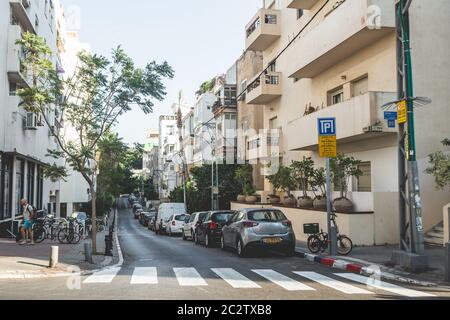 Tel Aviv/Israël-13/10/18: Rue Bernstein Cohen en direction de la rue Tsvi Brock, vue depuis son intersection avec la rue Pinsker, par une journée ensoleillée à tel Banque D'Images