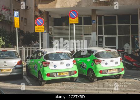 Tel Aviv/Israël-13/10/18: Voitures Hyundai i10 d'AutoTel garées dans une rue de tel Aviv. AutoTel est la première société de partage de voitures à tel Aviv où les gens Banque D'Images