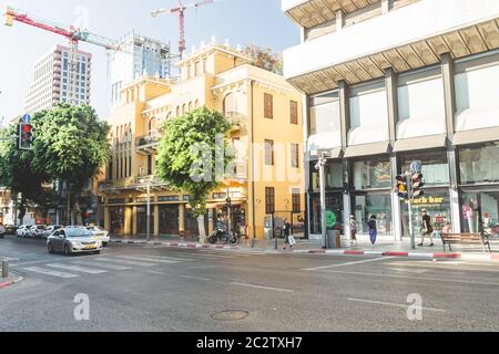 Tel Aviv/Israël-13/10/18: Allenby Street Near Tower Hotel vu de son intersection avec HaKovshim Street lors d'une journée ensoleillée à tel Aviv Banque D'Images