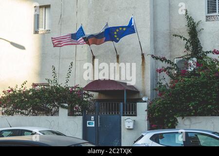 Tel Aviv / Israël-13/10/18: Drapeaux américains, russes et européens flottant sur le mur d'un hôtel local à tel Aviv Banque D'Images