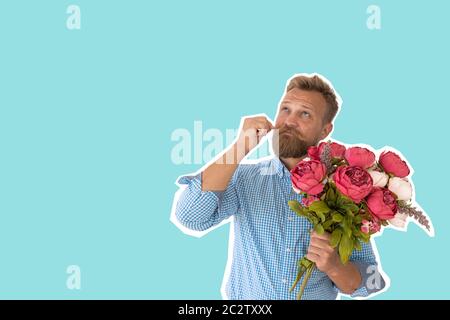 Jeune homme caucasien barbu avec bouquet de fleurs tordant les moustaches et la pensée, isolé Banque D'Images