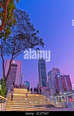 Visite en face de mon bureau, une belle heure bleue à Dukuh Acas, Jakarta Banque D'Images