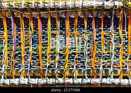 Boîtier de commande électronique rétro avec beaucoup de fils et câbles colorés Banque D'Images