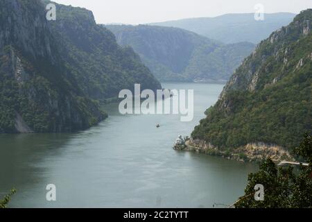 Le Danube qui coule entre la Serbie et la Roumanie aux portes de fer. Monastère de Mraconia vu sur la droite. Banque D'Images