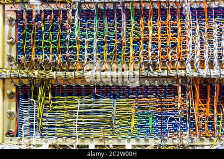 Boîtier de commande électronique rétro avec beaucoup de fils et câbles colorés Banque D'Images