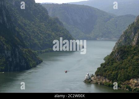 Le Danube qui coule entre la Serbie et la Roumanie aux portes de fer. Monastère de Mraconia vu sur la droite. Banque D'Images