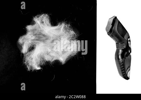 Cheveux auto-coupés de la tête d'un homme à la retraite à l'aide de tondeuses électriques pendant le verrouillage du coronavirus lorsque les magasins de coiffeur n'étaient pas ouverts. Banque D'Images