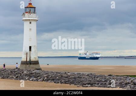 Wallasey, Royaume-Uni: 3 juin 2020: Seatruck Progress, un ferry ro-ro, passe le phare de New Brighton lorsqu'il arrive à Liverpool après avoir voyagé de Dublin. Banque D'Images