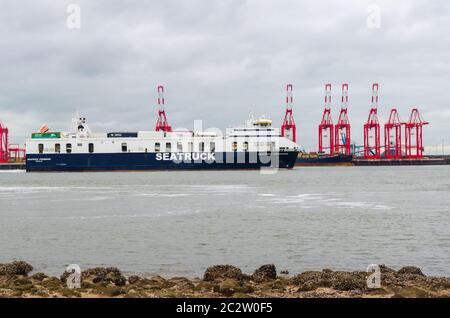 Wallasey, Royaume-Uni: 3 juin 2020: Seatruck Progress, un ferry ro-ro, arrive à Liverpool après avoir voyagé de Dublin. Le ferry fonctionne sous le drapeau de I Banque D'Images