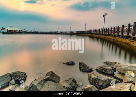 Profitez de la belle plage à l'heure bleue à Taman Impian Jaya Ancol Banque D'Images