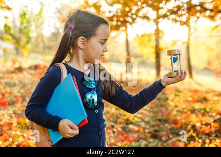 HourGlass avec automne jaune feuilles de fond sec Banque D'Images