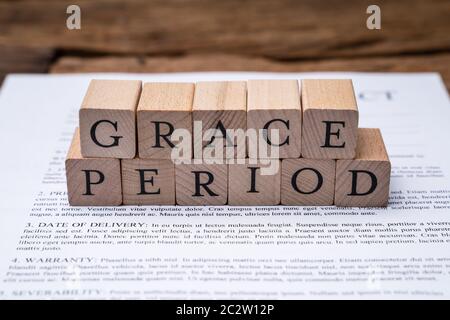 Des blocs empilés de grâce sur les documents papier sur le bureau Banque D'Images