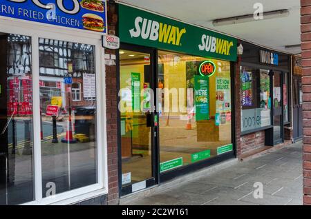 Chester, Royaume-Uni: 14 juin 2020: La branche de Chester de Subway est ouverte et affiche uniquement des informations discrètes sur les distances sociales. Banque D'Images