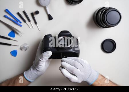 Portrait de l'homme Remise en état de l'appareil photo reflex numérique Banque D'Images