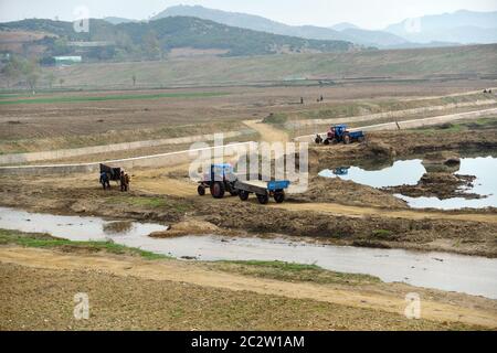 Corée du Nord, Pyongyang - 30 avril 2019 : paysage rural, RPDC. Les paysans travaillant dans les champs agricoles le matin Banque D'Images