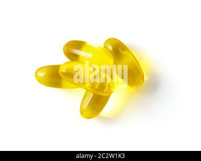 Capsules d'huile de poisson Omega 3 isolées sur blanc Banque D'Images