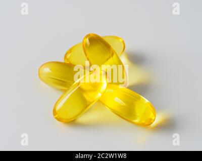 Capsules d'huile de poisson Omega 3 isolées sur blanc Banque D'Images