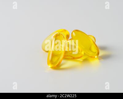 Capsules d'huile de poisson Omega 3 isolées sur blanc Banque D'Images