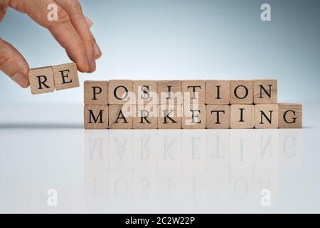 Re de Alphabets près de blocs en bois avec Position et mots Marketing Banque D'Images