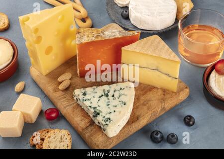 Plateau de fromages. Fromage bleu, rouge Leicester, Brie, Emmental et d'autres avec du vin Banque D'Images