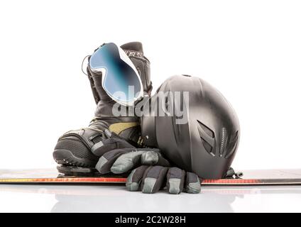 Lunettes de sport d'hiver, snowboard boot, casque et gants sur fond blanc Banque D'Images