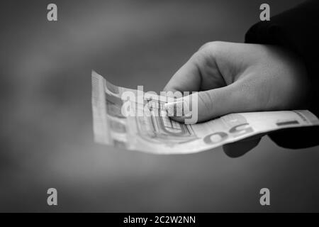 Participation à la main montrant de l'argent en euros et donnant ou recevant de l'argent comme des bouts, salaire. 50 billets EN EUROS monnaie en euros isolée. Concept de peo d'entreprise riche Banque D'Images