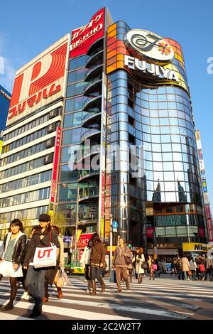 Ginza, Tokyo, région de Kanto, Honshu, Japon - traversée de Sukiyabashi dans le quartier animé de Ginza. Banque D'Images