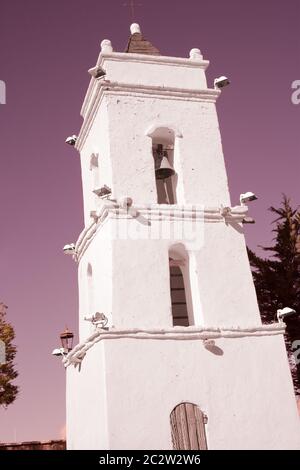 Tour de l'église San Lucas construite en 1740 sur la place principale du village appelé Toconao dans une oasis au Salar de Atacama, désert d'Atacama, Antofagasta Banque D'Images