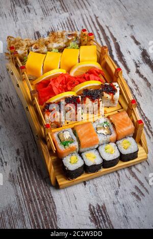 La cuisine traditionnelle japonaise. Un grand ensemble de différents types de sushi. Restaurant Présentation de la nourriture. Simple en arrière-plan. Banque D'Images