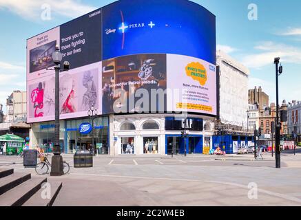 Piccadilly Circus pendant le verrouillage. Banque D'Images
