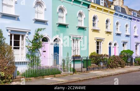 Wingate Road terreced Maisons peintes en couleurs. Banque D'Images