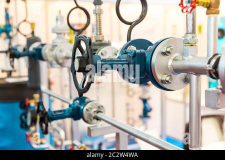 Robinets-vannes, de canalisations d'eau, de la chaleur du circuit. La station de contrôle de pression et thermique Banque D'Images