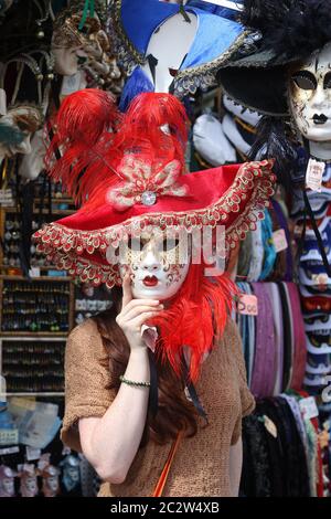 Fille portant un masque de carnaval dans la boutique de Venise Italie Banque D'Images