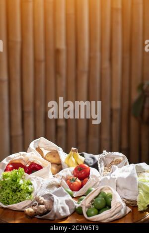 ensemble de sacs à provisions en coton réutilisables et sans déchets pour les aliments Banque D'Images