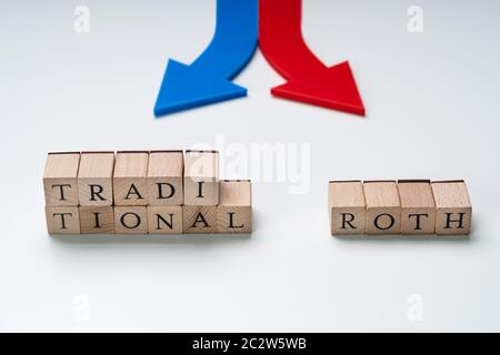 Les flèches rouges et bleus traditionnels et Roth IRA montrant les options sur des blocs en bois Banque D'Images