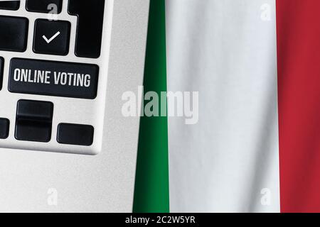 Concept de vote en ligne en République italienne. Clavier près de pays Italie drapeau Banque D'Images