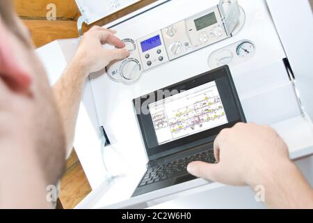 Technicien au travail. L'entretien des systèmes de chauffage et d'eau Banque D'Images